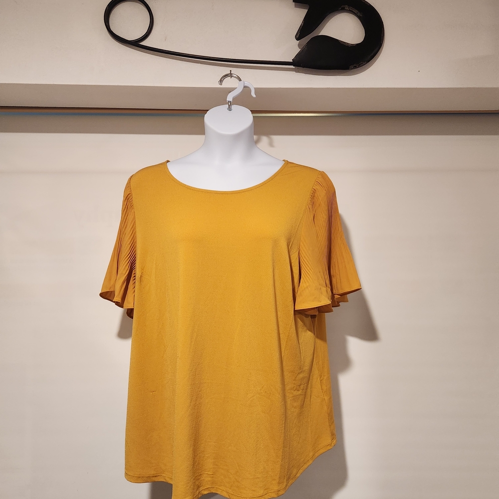 NWT Adrianna Papell Mustard Short Accent Sleeve Top